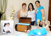 Natalia  Acevedo de Ortiz acompañada por su suegra Patricia Pong y su cuñada Irlanda Ortiz, organizadoras de su fiesta de canastilla.