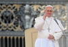Un creyente argentino muestra una bufanda de su selección nacional de fútbol mientras el papa Francisco preside la audiencia general de los miércoles en la Ciudad del Vaticano.