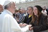También la cantante y poeta estadounidense Patti Smith  asistió a la audiencia pública del papa Francisco y dijo sentirse "muy feliz" de poder saludar al pontífice, que eligió como nombre el del santo de Asís, como ella "tanto deseaba".