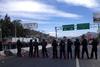 Elementos de la Secretaria de Seguridad Federal arriban a la Autopista del Sol, para iniciar el desalojo de los integrantes de la Coordinadora Estatal de Trabajadores de la Educación de Guerrero, quienes bloquean el acceso.  (EL UNIVERSAL)