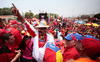 Ante decenas de miles de seguidores congregados a lo largo de varias calles de la ciudad occidental de Barquisimeto, el aspirante de la Mesa de Unidad Democrática buscó tender puentes con el electorado chavista, al decir que fortalecerá aquello que el fallecido presidente Hugo Chávez "hizo bien".