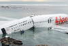 Un avión de la compañía aérea Lion Air, con 101 pasajeros y siete tripulantes, cayó  al mar después de sobrepasar la pista del aeropuerto de la turística isla indonesia de Bali.
