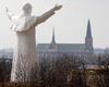 Una estatua gigante del fallecido papa Juan Pablo II de la que se dice es la más elevada del mundo fue inaugurada el sábado en el sur de Polonia.
