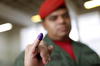 En las primeras horas, las segundas elecciones presidenciales en seis meses no registraban las largas filas vistas en los pasados comicios de octubre, donde Hugo Chávez obtuvo su tercera reelección consecutiva.