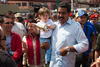 Maduro, vestido con camisa azul y camiseta roja y acompañado por la familia del fallecido presidente Hugo Chávez, aseguró a las 14:30 horas (19:00 GMT) que la participación está "muy por encima de los niveles históricos" y reiteró su llamado a votar "para fortalecer la democracia venezolana".