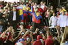 El candidato presidencial oficialista Nicolás Maduro ganó anoche al opositor Henrique Capriles en las elecciones venezolanas, con 50.66 por ciento de los votos, en el primer reporte oficial del Consejo Nacional Electoral (CNE).