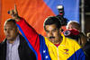 El candidato presidencial oficialista Nicolás Maduro ganó anoche al opositor Henrique Capriles en las elecciones venezolanas, con 50.66 por ciento de los votos, en el primer reporte oficial del Consejo Nacional Electoral (CNE).