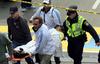Un policía de Boston fue sacado del lugar en silla de ruedas con una herida sangrante en la pierna.