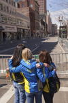 Periodistas de todo el mundo esperan cerca de la línea de meta de la maratón de Boston, Massachusetts.