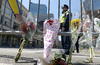 Ciudadanos han colocado flores en la avenida en la que ocurrió el atentado en memoria a las víctimas.