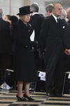 La reina Isabel II y su esposo, el príncipe Felipe, ataviados de negro como dicta la convención social, estuvieron presentes en la ceremonia.