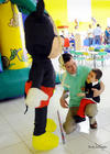 Iker  acompañado de su papá al momento de romper su piñata.