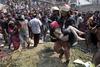 Una nueva tragedia golpeó a la industria textil de Bangladesh con la muerte de 110 personas, la mayoría obreros, al derrumbarse un edificio que albergaba varias fábricas de tejidos en las afueras de Dacca.