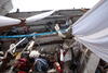 Según los medios locales, hasta 2,000 personas se encontraban en el edificio, que también acogía un mercado y tiendas de electrónica, en el momento en el que se derrumbó.
