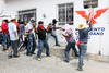 Integrantes del CETEG golpearpn puertas y ventanas del edificio del Sol Azteca.