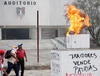 Maestros disidentes de Guerrero desataron protestas violentas en Chilpancingo contra la reforma educativa y causaron destrozos en oficinas del Gobierno estatal y las sedes de cuatro partidos políticos.