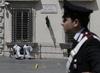 Dos carabineros (policía militarizada) y una mujer resultaron heridos en un tiroteo registrado ante la sede del Gobierno italiano, mientras Enrico Letta juraba su cargo como nuevo primer ministro en otro edificio.