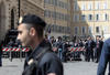 Dos carabineros (policía militarizada) y una mujer resultaron heridos en un tiroteo registrado ante la sede del Gobierno italiano, mientras Enrico Letta juraba su cargo como nuevo primer ministro en otro edificio.