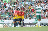 El sentimiento en la tribuna estaba dividido, pues algunos aficionados aplaudían a los jugadores, otros los abucheaban.