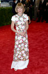 La actriz Emma Watson lució un elegante y atrevido vestido negro.
