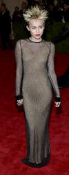 Anne Hathaway optó por un Valentino vintage de 1992, negro de transparencias jaspeadas, completado por el pelo decolorado y maquillaje estudiadamente corrido.