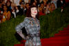 Madonna, la reina del pop que nada tenía que ver con esa 'God Shave the Queen' a la que cantaban los Sex Pistols, recurría a Riccardo Tisci, de Givenchy, para acumular cuadros escoceses, cinturones, clavos y tacones rosa fucsia.