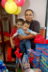 Emmanuel Morales Hurtado en su festejo de cinco años junto a su papá Juan Manuel Morales y su hermanito Benjamín.