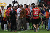 Por su parte, algunos seguidores de los Rojinegros rompieron en llanto tras la eliminación de su equipo.