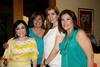Grupo de mamás del Colegio Excélsior en compañía del imitador Sergio Meraz, en un festejo por el Día de la Madre.