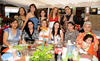 Grupo de mamás del Colegio Excélsior en compañía del imitador Sergio Meraz, en un festejo por el Día de la Madre.