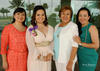 La novia  con un grupo de asistentes a su prenupcial, quienes emocionadas la felicitaron por su próximo enlace nupcial.