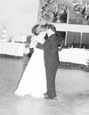 Norma  Leticia Bernal Saláis, el día que contrajo matrimonio, la acompaña su papá Sr. Salvador Bernal Hernández y su hermana Elizabeth Bernal Saláis.