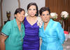 Vania  con su mamá Sra. María Magdalena Yáñez de Rangel y su futura suegra Sra. María del Carmen Orozco de Alvarado, organizadoras del evento.