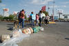 Manifestantes bloquearon accesos de Gómez Palacio a Torreón por el puente plateado en Múzquiz y Ramos Arizpe desatando un caos vial.