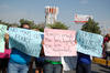 Los manifestantes de colonias del poniente de Torreón portaban pancartas en contra de la Policía Federal pidiendo su retiro de dicha zona.