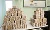 En total fueron contabilizados 88 millones 560 mil 650 pesos en las cinco cajas de cartón que fueron decomisadas en una oficina ubicada en Nacajuca.