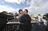 Bruno Boileau y Vincent Autin se convirtieron en los primeros hombres que contraen matrimonio en Francia en aplicación de la recién aprobada ley que permite uniones entre personas del mismo sexo, en una ceremonia en Montpellier, en el sureste del país.