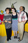LA FESTEJADA  acompañada de su mamá Sra. Sofía Gómez P. y su papá Sr. Javier Álvarez M.