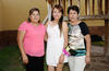 Diana Patricia junto a las organizadoras de su despedida de soltera: su mamá, Sra. Patricia Rico de Moreno, y su futura suegra, Sra. Jacinta Irungaray de Zapata.