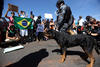 Pese a la extrema seguridad, los manifestantes lograron acercarse a las puertas del estadio Nacional de Brasilia, que acoge el partido inaugural entre las selecciones de Brasil y Japón.