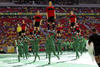 Centenares de figurantes vestidos enteramente de verde entraron al campo del Estadio Nacional Mané Garrincha, de Brasilia, donde utilizaron figuras en forma de bolas de fútbol para formar expresiones como "Bienvenidos" y "Brasil 2013".