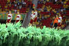 Centenares de figurantes vestidos enteramente de verde entraron al campo del Estadio Nacional Mané Garrincha, de Brasilia, donde utilizaron figuras en forma de bolas de fútbol para formar expresiones como "Bienvenidos" y "Brasil 2013".