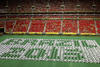 Un mosaico humano en el césped del estadio Nacional de Brasilia da la bienvenida al público con frases en portugués e inglés.