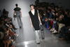 Modelos lucen creaciones de la diseñadora Astrid Andersen durante su desfile en el London Fashion Week.
