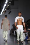 Modelos lucen creaciones de la diseñadora Astrid Andersen durante su desfile en el London Fashion Week.