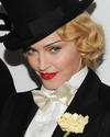 La cantante de 54 años sorprendió a los asistentes luciendo un clásico traje y sombrero negro, tal como su ídolo Marlene Dietrich.