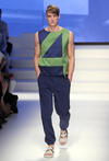 Modelo desfila con una creación de la firma Missoni.