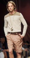 Modelo desfila con una creación de la firma Missoni.