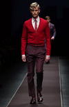 Modelo desfila con propuestas del diseñador británico John Richmond durante la presentación de su colección masculina para la primavera/verano 2014 dentro la Semana de la Moda de Milán.