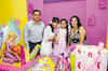 FELIZ CUMPLEAñOS.  Jorge, Karen y Graciela con la pequeña Katia.